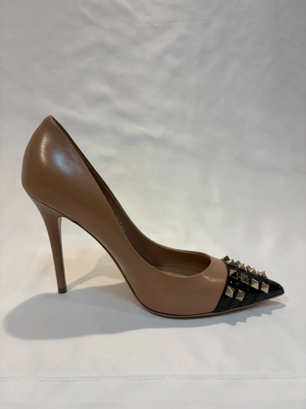 Valentino Garavani Rockstud Alcove Leather Pointed Toe Heels Beige/Black EU 38.5 - Picture 1 of 11